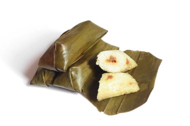 Lontong beyaz arka planda izole edildi. Lontong muz yapraklarına sarılı pilavdır ve kaynar suyun üzerinde saatlerce buharla pişirilir. Lontong, Ramazan ve Ramazan aylarında popüler bir yemektir.