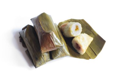 Lontong beyaz arka planda izole edildi. Lontong muz yapraklarına sarılı pilavdır ve kaynar suyun üzerinde saatlerce buharla pişirilir. Lontong, Ramazan ve Ramazan aylarında popüler bir yemektir.