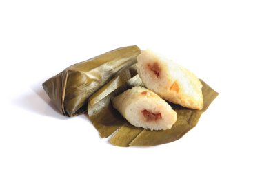 Lontong beyaz arka planda izole edildi. Lontong muz yapraklarına sarılı pilavdır ve kaynar suyun üzerinde saatlerce buharla pişirilir. Lontong, Ramazan ve Ramazan aylarında popüler bir yemektir.