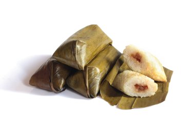 Lontong beyaz arka planda izole edildi. Lontong muz yapraklarına sarılı pilavdır ve kaynar suyun üzerinde saatlerce buharla pişirilir. Lontong, Ramazan ve Ramazan aylarında popüler bir yemektir.
