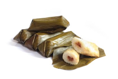 Lontong beyaz arka planda izole edildi. Lontong muz yapraklarına sarılı pilavdır ve kaynar suyun üzerinde saatlerce buharla pişirilir. Lontong, Ramazan ve Ramazan aylarında popüler bir yemektir.