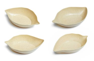 Beyaz arka planda izole edilmiş yaprak şeklinde servis kasesi.