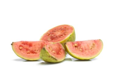guava beyaz arka planda izole edildi. bütün ve yarım dilimlenmiş guava