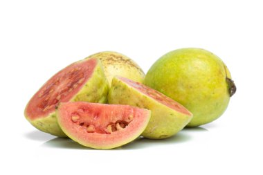 guava beyaz arka planda izole edildi. bütün ve yarım dilimlenmiş guava