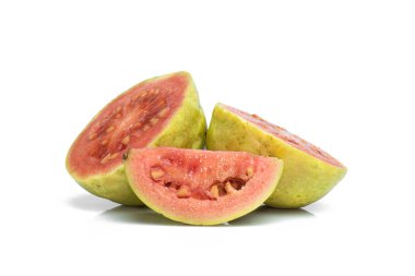 guava beyaz arka planda izole edildi. bütün ve yarım dilimlenmiş guava