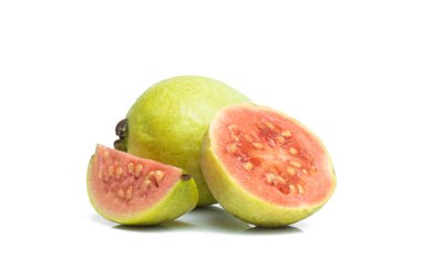 guava beyaz arka planda izole edildi. bütün ve yarım dilimlenmiş guava