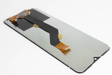 Akıllı telefon ekranının esnek kabloyla yakın çekimi. Ekranı değiştiriyorum. Akıllı telefonu onarmak için ekran parçası