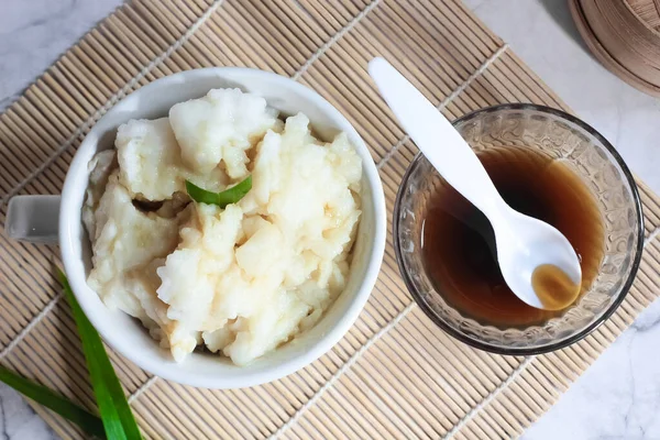 Bubur Sumsum 甜菜粥原产于爪哇 由米粉 椰奶和棕榈糖糖浆制成 斋月期间受欢迎的食物 Bubur Sumsum是爪哇的一种传统食品 — 图库照片
