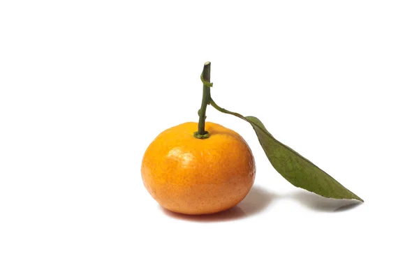 Frutta Arancione Con Foglia Isolata Fondo Bianco — Foto Stock