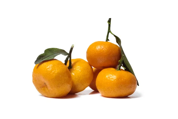 Fruta Naranja Con Hoja Aislada Sobre Fondo Blanco — Foto de Stock