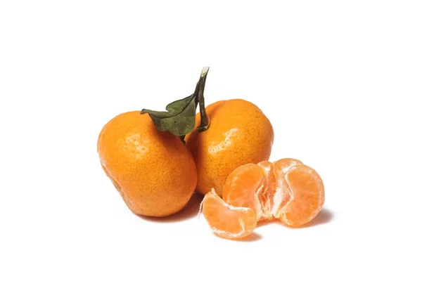 Buah Oranye Dengan Daun Terisolasi Pada Latar Belakang Putih — Stok Foto