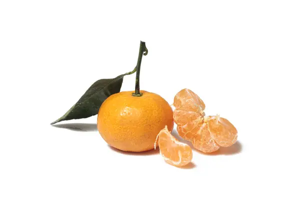 Fruta Naranja Con Hoja Aislada Sobre Fondo Blanco — Foto de Stock