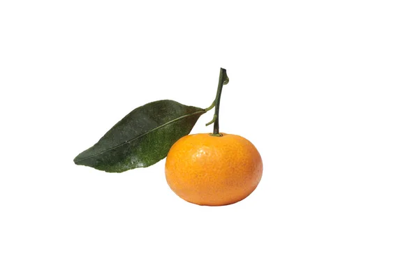 Pomarańczowy Owoc Liściem Wyizolowanym Białym Tle — Zdjęcie stockowe
