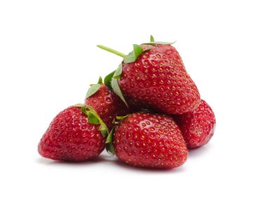 Beyaz arka planda izole edilmiş çilekler