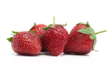 Beyaz arka planda izole edilmiş çilekler