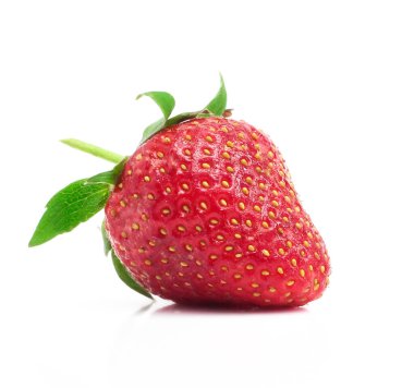 Beyaz arkaplanda kırmızı çilek izole edildi