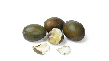 Matoa meyvesi beyaz arkaplanda izole