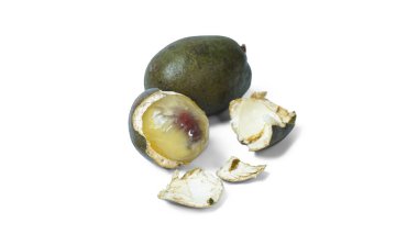 Matoa meyvesi beyaz arkaplanda izole