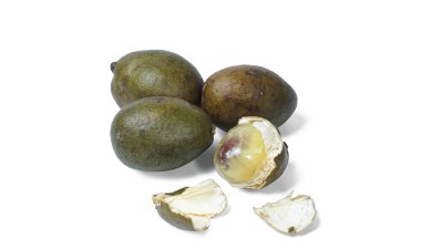 Matoa meyvesi beyaz arkaplanda izole