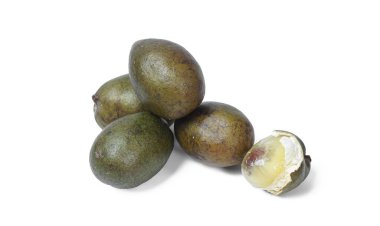 Matoa meyvesi beyaz arkaplanda izole