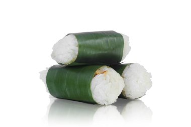 lemper beyaz arka planda izole edildi. Endonezya geleneksel yemek cüzzamlısı. Asyalı mutfak cüzzamlısı. İçinde muz yaprakları ve tavuk olan pirinç kekleri.