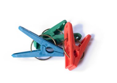 Beyaz arkaplanda izole edilmiş renkli mandallar