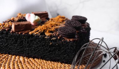 Beyaz arka planda taze browni parçaları. Lezzetli ve tatlı çikolatalı pasta.