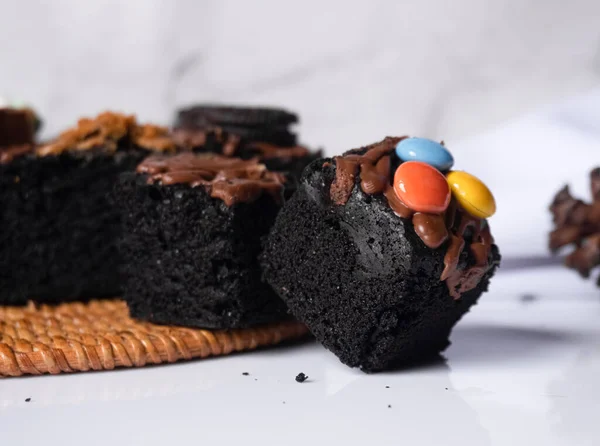 Stücke Von Frischem Brownie Auf Weißem Hintergrund Köstliche Und Süße — Stockfoto