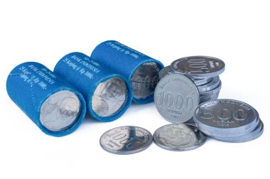 Beyaz arka planda 1000 rupia izole edilmiş Endonezya parası