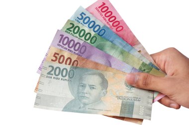 Adamın eli Endonezya rupia banknotlarını tutuyor.