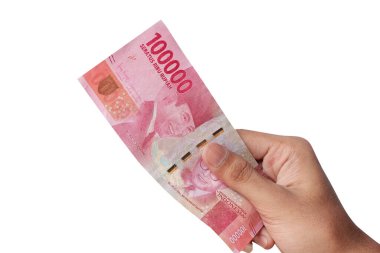 El ele tutuşan yüz bin rupiah banknot beyaz arka planda izole edilmiş. finansal kavram
