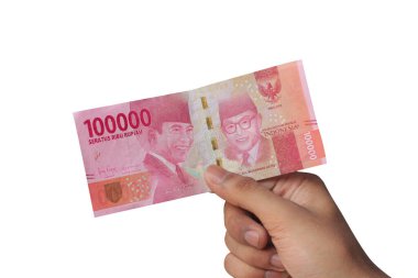 El ele tutuşan yüz bin rupiah banknot beyaz arka planda izole edilmiş. finansal kavram