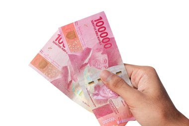 El ele tutuşan yüz bin rupiah banknot beyaz arka planda izole edilmiş. finansal kavram