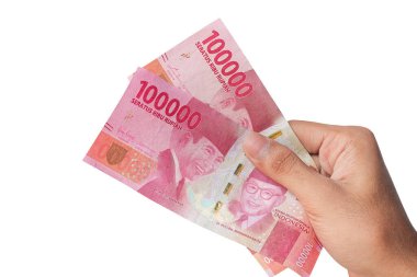 El ele tutuşan yüz bin rupiah banknot beyaz arka planda izole edilmiş. finansal kavram