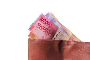 Beyaz arka planda izole edilmiş cüzdanın rupiah parasını gösteren el.
