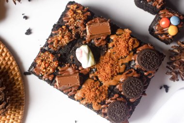 Beyaz arka planda taze browni parçaları. Lezzetli ve tatlı çikolatalı pasta.