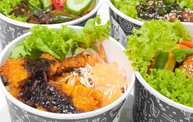 Baharatlı soslu kızarmış tavuk ve beyaz arka planda izole edilmiş sebzeli tavuk katsu. Fast food konsepti