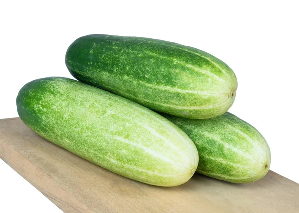 Beyaz arkaplanda yalıtılmış salatalık sebzesi