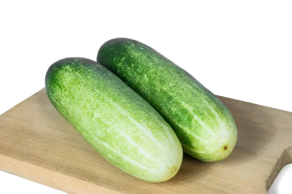 Beyaz arkaplanda yalıtılmış salatalık sebzesi