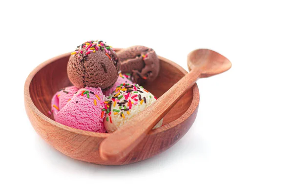 白い背景に隔離された3種類のアイスクリームスコップ バニラ チョコレート ストロベリー と食用アイスクリーム ロイヤリティフリーのストック写真