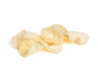 Kerupuk tipik bir Endonezya mezesidir. Kerupuk beyaz arkaplanda izole edildi