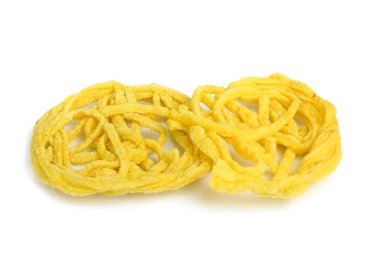 Beyaz arkaplanda izole edilmiş Kerupuk Mie veya noodle bisküvileri