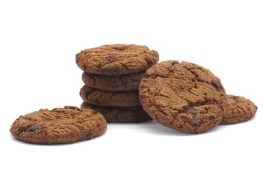 Beyaz arka planda izole edilmiş çikolata parçacıklı kurabiyeler.