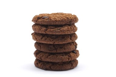 Beyaz arka planda izole edilmiş çikolata parçacıklı kurabiyeler.