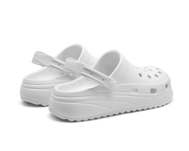 Beyaz arka planda izole edilmiş beyaz sandaletler. Mockup beyaz terlikler. beyaz pabuçlar