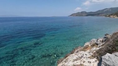 Suyun altında bile görebileceğiniz bir denizin videosu aynı zamanda temiz bir gökyüzü.