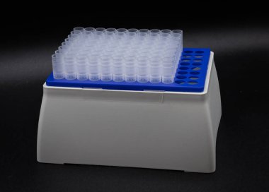 Sıvı kullanımı ve örnek hazırlama için bilimsel laboratuvarlarda kullanılan çıkarılabilir raflı plastik pipet tüyo kutusu. Siyah bir arkaplanda fotoğraflandı.