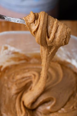 Cam kasede hamuru karıştırıyorum. Gıda hazırlama süreci.