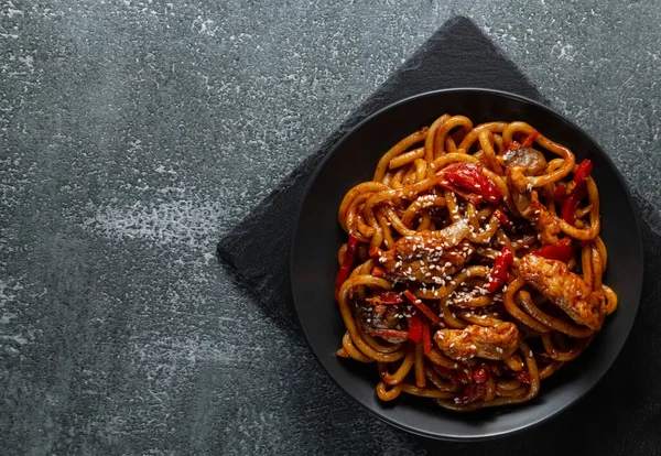 Taştan arka planda tavuk ve sebzeli ramen..