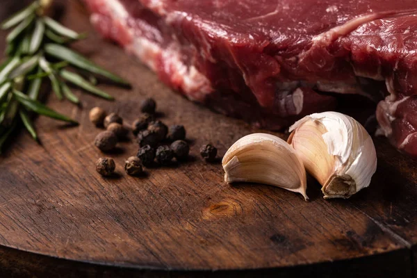 Rohes Steak Auf Holzschneidebrett Mit Knoblauch Pfeffer Und Rosmarin Hochwertiges — Stockfoto